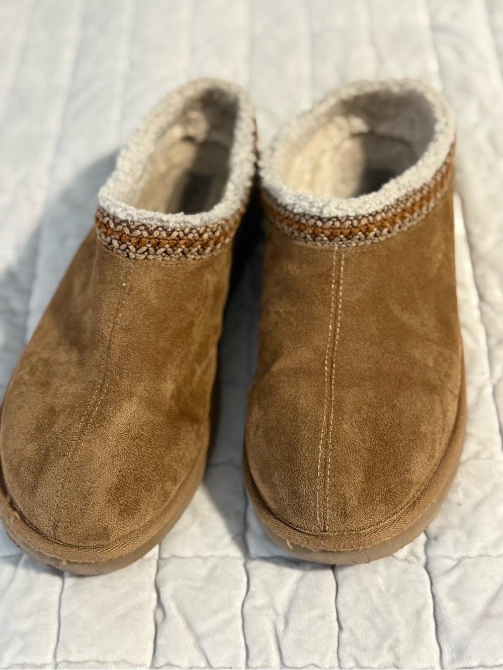 Bjorndal Women's Ugg Suede Slip-On Clogs in Tan with Cream Trim